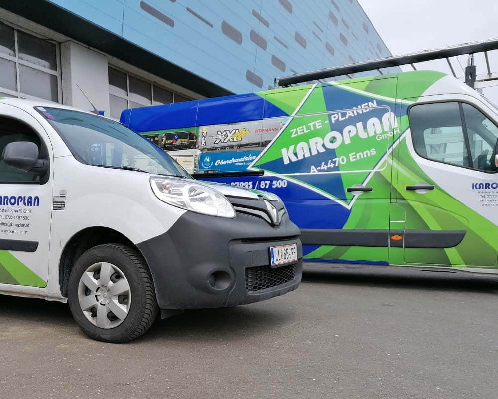 Fahrzeuge der Firma Karoplan mit professioneller Beschriftung, die die Marke und Dienstleistungen effektiv präsentieren und für Werbezwecke unterwegs sind.